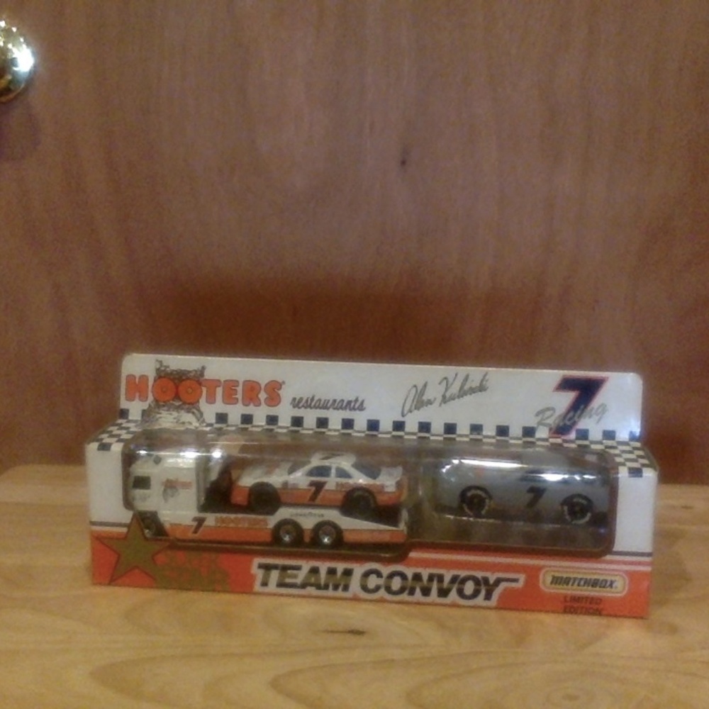 Nascar Hooters Alan Kulwicki #7 Team Convoy Limited Edition